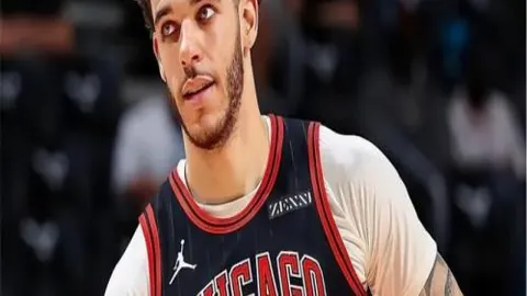 国足7号球衣亮相成都，Speed直播体验采耳及川剧变脸表演